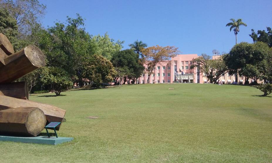 <strong><b>Fachada do Grande Hotel São Pedro</b>. </strong>O Senac São Paulo assumiu a administração do hotel em 1969, com o compromisso de instalar uma escola de hotelaria. Em 1986, o governo estadual fez a doação definitiva para o Senac. <strong><b>Fachada do Grande Hotel São Pedro</b>. </strong>O Senac São Paulo assumiu a administração do hotel em 1969, com o compromisso de instalar uma escola de hotelaria. Em 1986, o governo estadual fez a doação definitiva para o Senac.