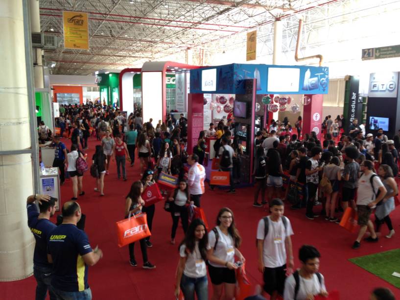 A Feira Guia do Estudante 2017 rolou entre os dias 14 e 16 de setembro no Anhembi, em São Paulo. Os visitantes puderam conferir palestras, simulados, jogos, testes vocacionais, dicas de estudo, orientação vocacional, informações de cursos no exterior, dicas de financiamento estudantil, oficinas profissionais e muito mais. A Feira Guia do Estudante 2017 rolou entre os dias 14 e 16 de setembro no Anhembi, em São Paulo. Os visitantes puderam conferir palestras, simulados, jogos, testes vocacionais, dicas de estudo, orientação vocacional, informações de cursos no exterior, dicas de financiamento estudantil, oficinas profissionais e muito mais.