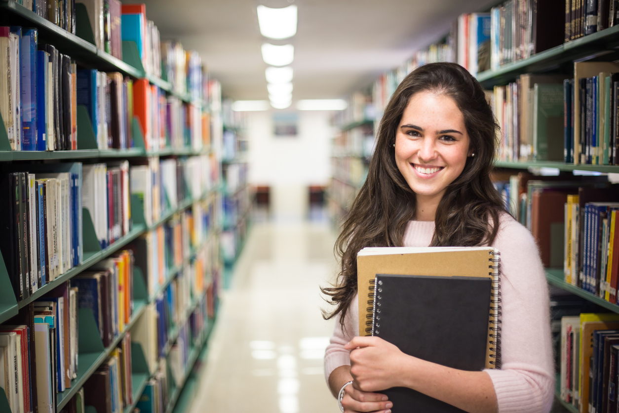 Estudante na biblioteca