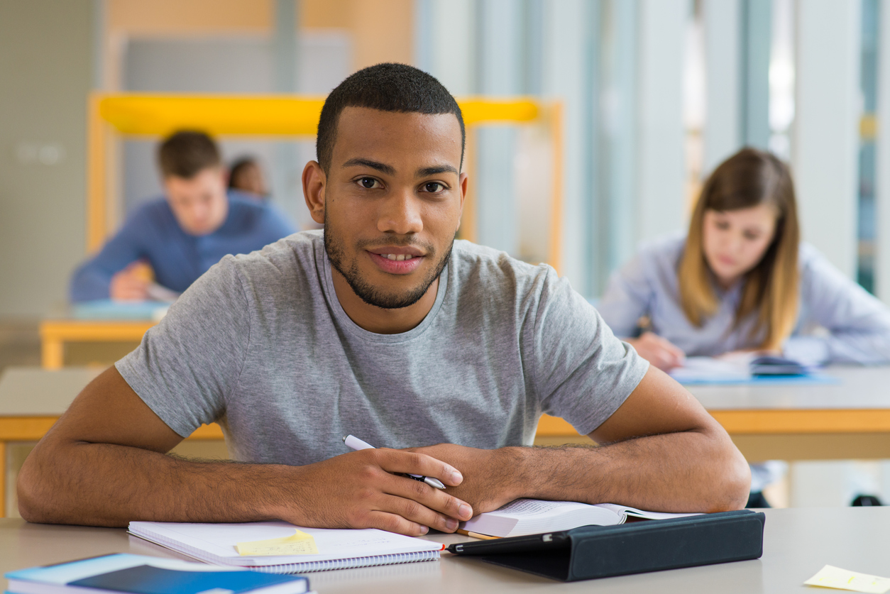 Estudante em sala de aula