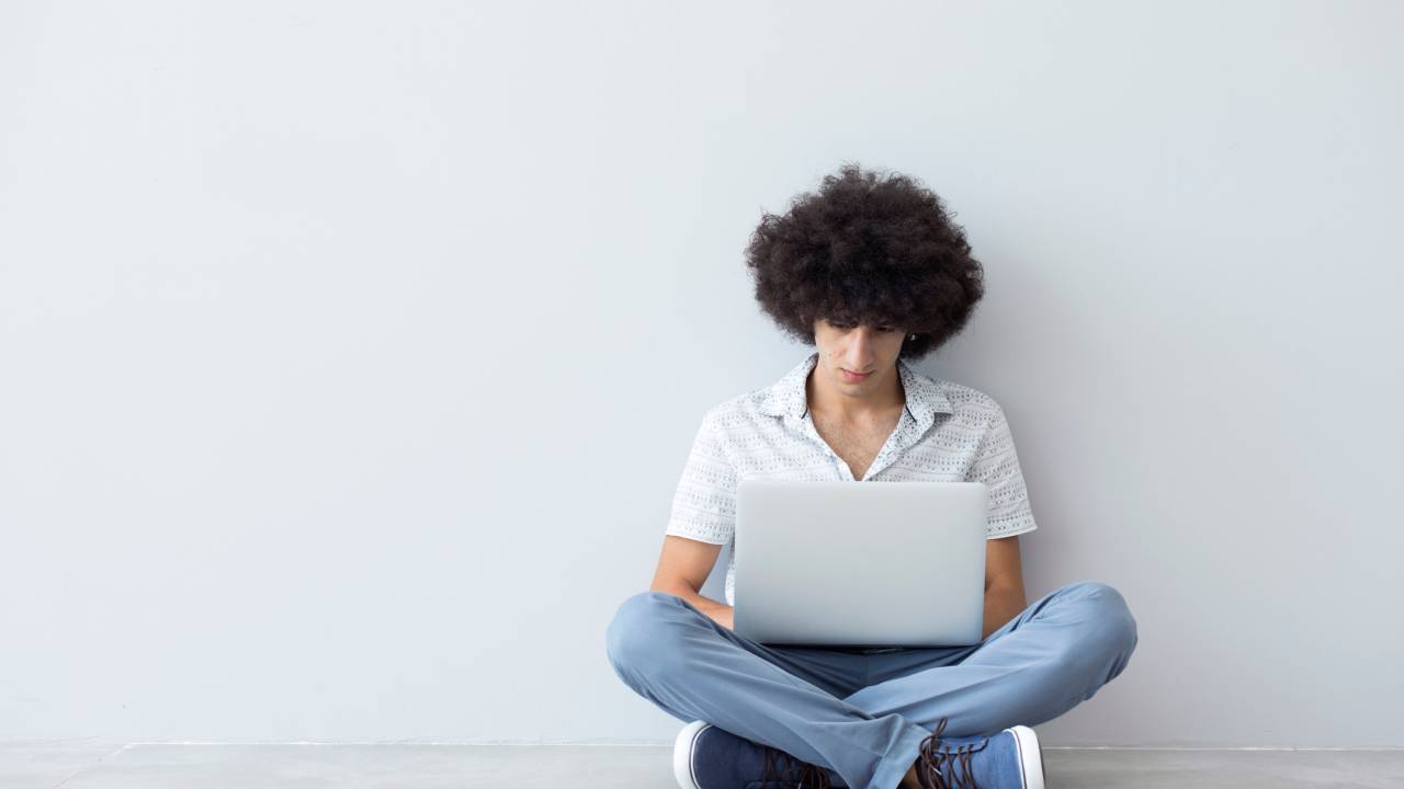 Estudante mexendo no computador