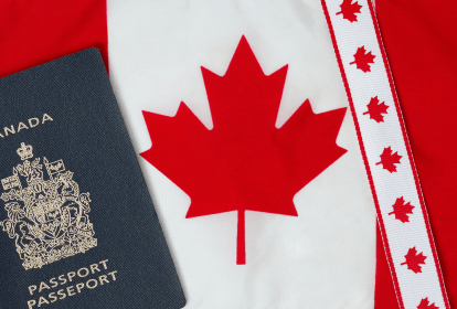 bandeira do canadá e passaporte