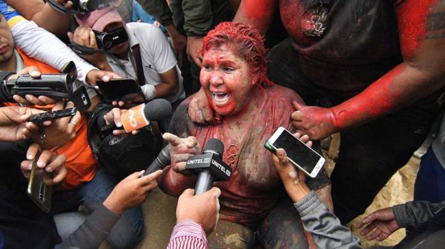 Manifestantes contra Evo cortaram o cabelo de prefeita e cobriram seu corpo com tinta vermelhaImagem do Facebook Manifestantes contra Evo cortaram o cabelo de prefeita e cobriram seu corpo com tinta vermelhaImagem do Facebook