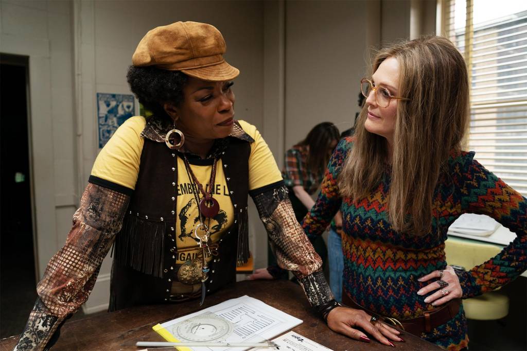A ativista Flo Kennedy (Lorraine Toussaint) ao lado de Gloria Steinem (Julianne Moore), em cena do filme The Glorias. A ativista Dorothy Pitman Hughes (Janelle Monáe) ao lado de Gloria Steinem (Julianne Moore), em cena do filme The Glorias.