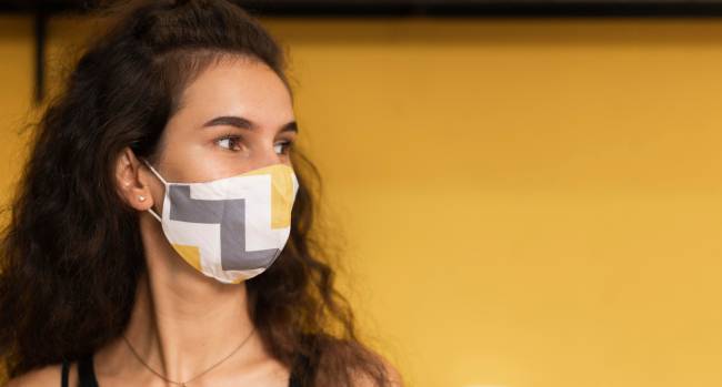 barista-wearing-medical-mask-coffee-shop-with-copy-space máscaras
