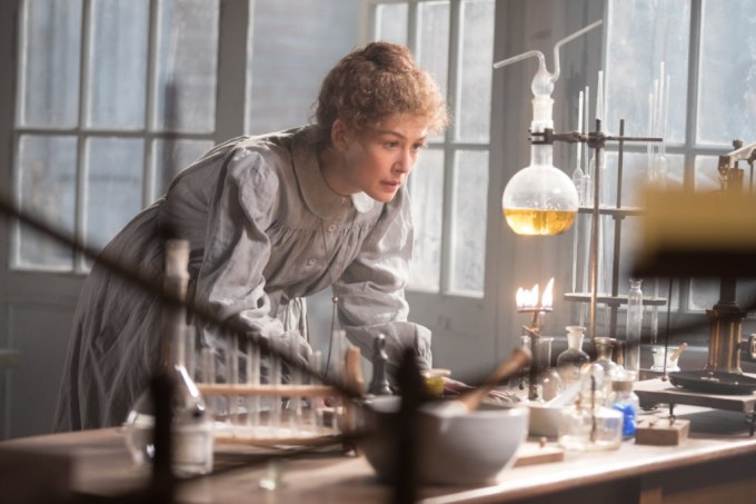 Rosamund Pike como Marie Curie no filme Radioativo