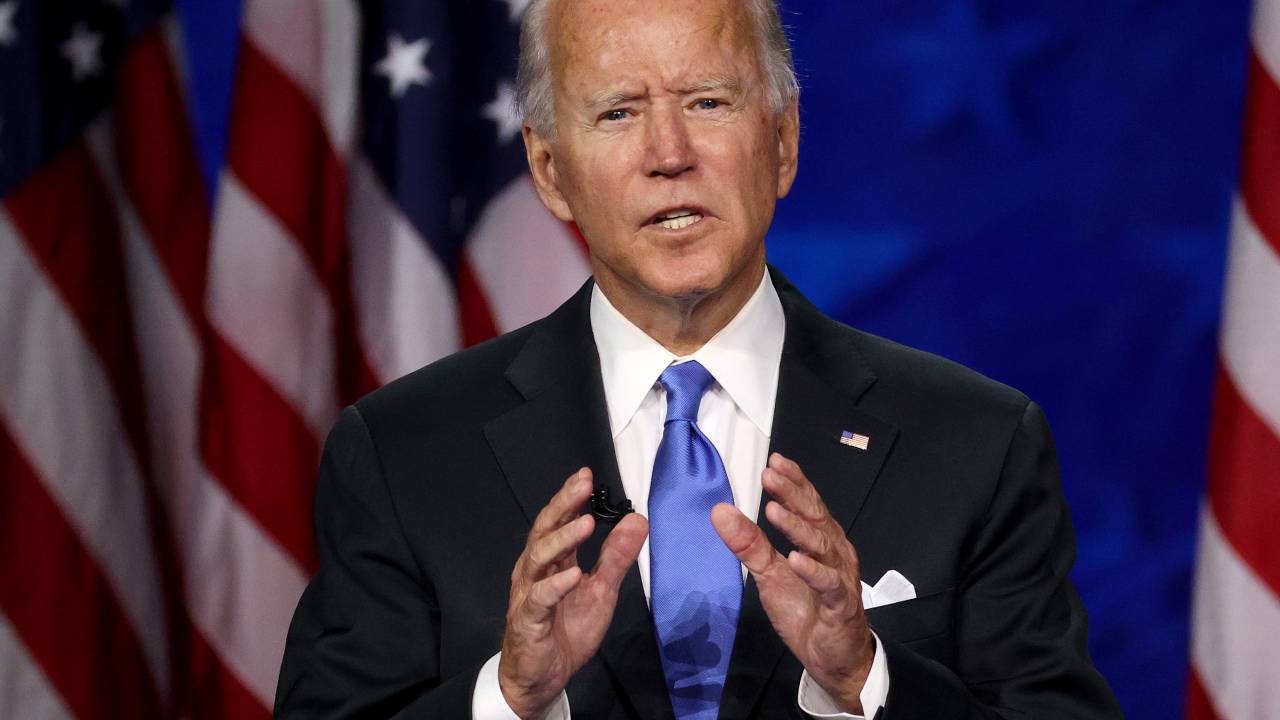 Joe Biden discursa com uma bandeira dos Estados Unidos ao fundo