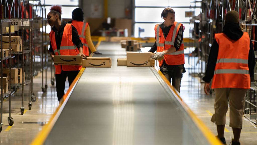 Funcionários trabalham em armazém da Amazon Funcionários trabalham em armazém da Amazon