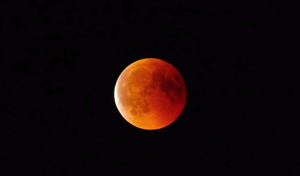 Por que a lua vai ficar vermelha durante esse eclipse lunar? A Física explica!