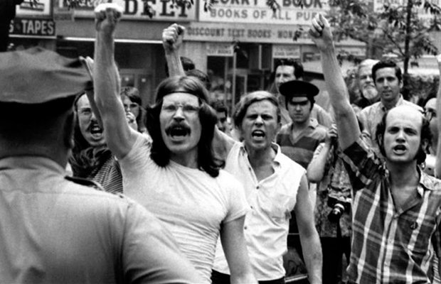 Pessoas protestando na rebelião de Stonewall em 1969.