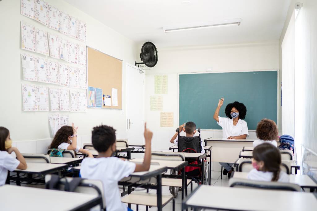 Uso de máscara não é mais obrigatório nas salas de aula em SP