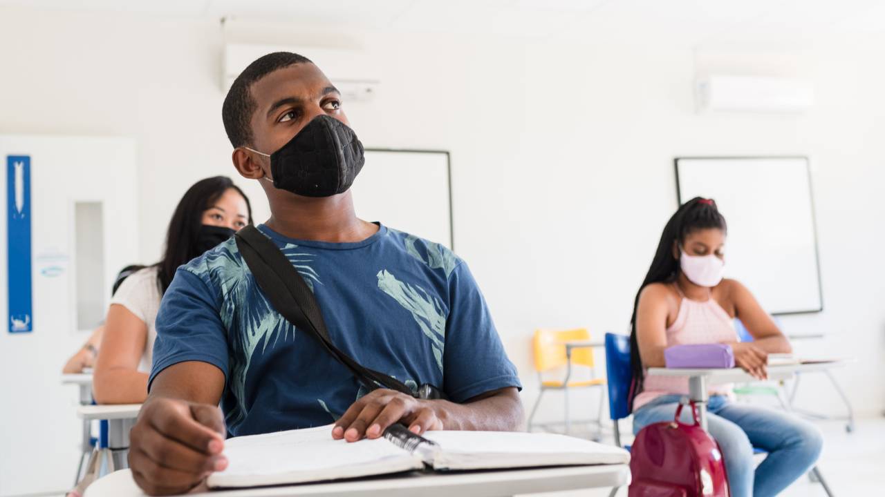 Estudantes usam máscara contra covid-19 na sala de aula