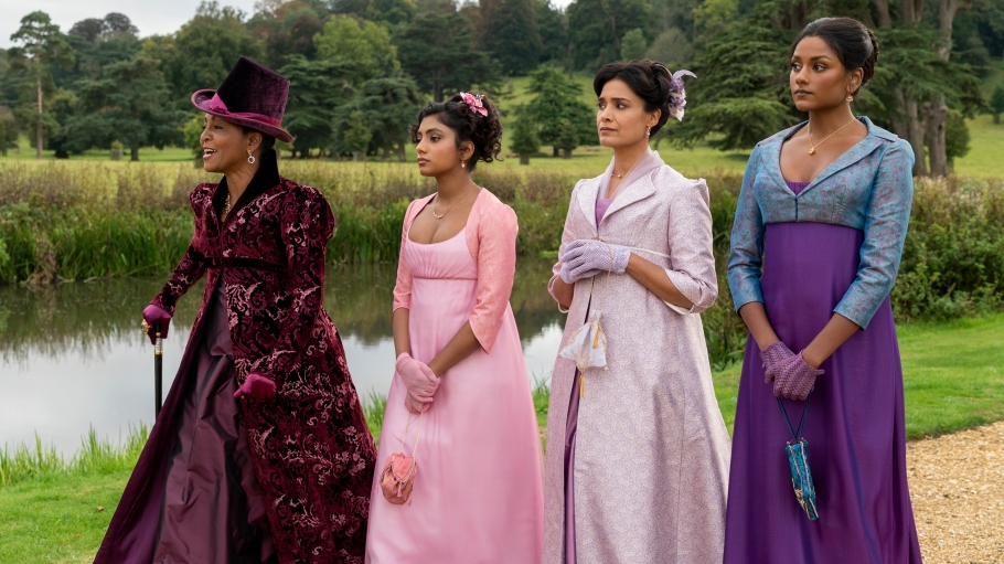 Bridgerton Cena da série 'Bridgerton', com quatro mulheres posando em um parque.