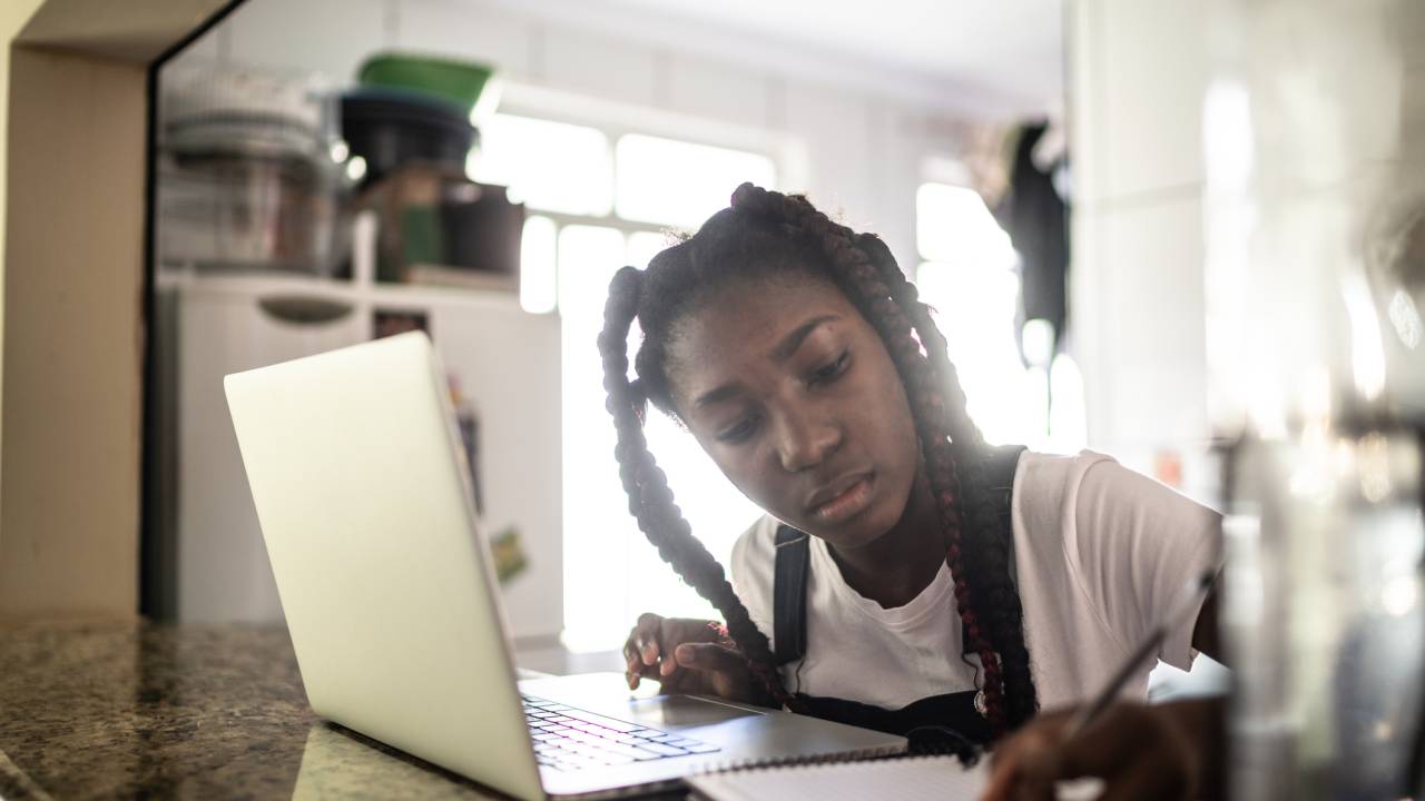 Estudantes da rede pública de ensino terão acesso a computadores