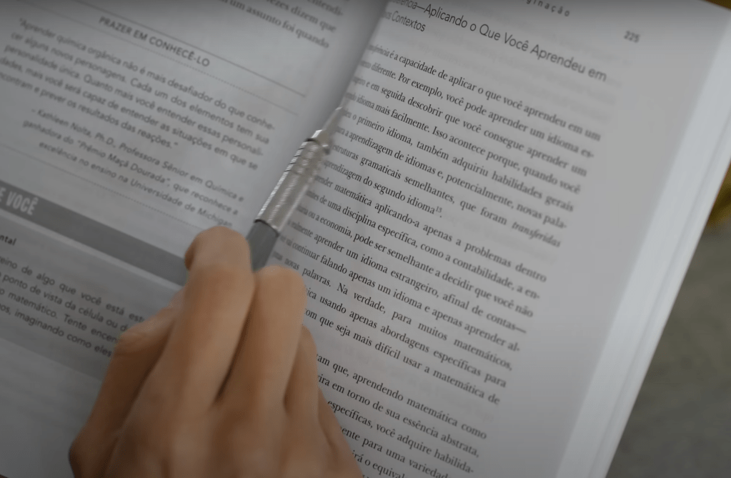 seguindo com lapiseira Acompanhando com o lápis