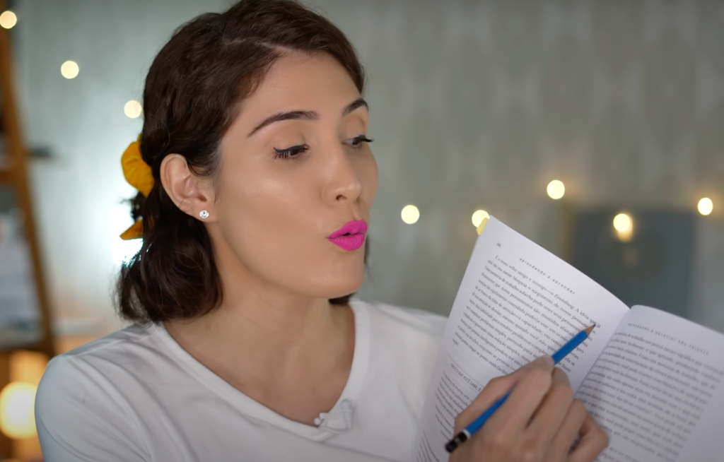 susane mostrando como seguir com o lápis Subvocalização