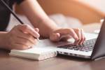estudante no computador; digitando; escrevendo