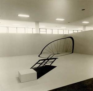 in absentia Obra da artista plástica Regina Silveira, expota pela primeira vez na Bienal Internacional de Arte de São Paulo.