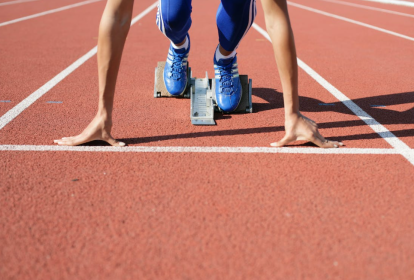 Se preparando para correr em uma pista de corrida