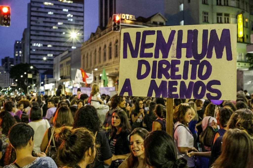 Mulheres manifestam por direitos igualitários nas ruas de Curitiba, 2018.