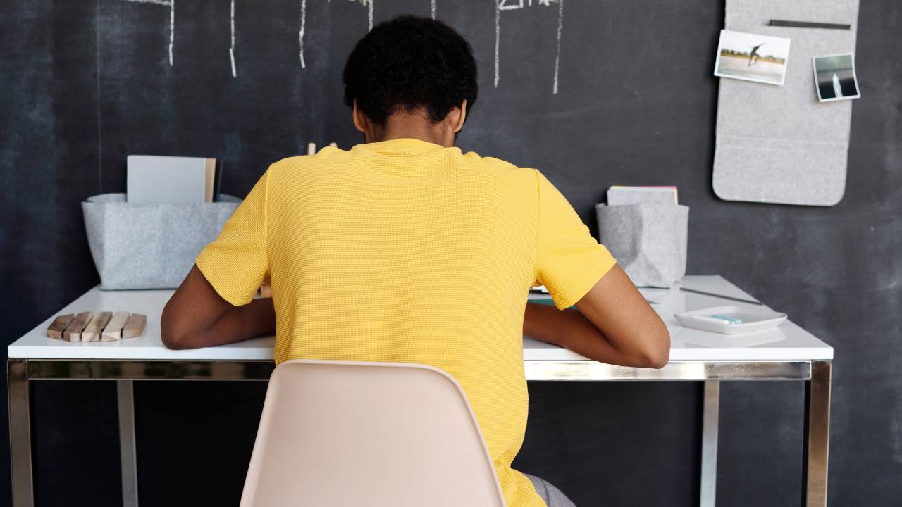 jovem estudante na mesa de estudos