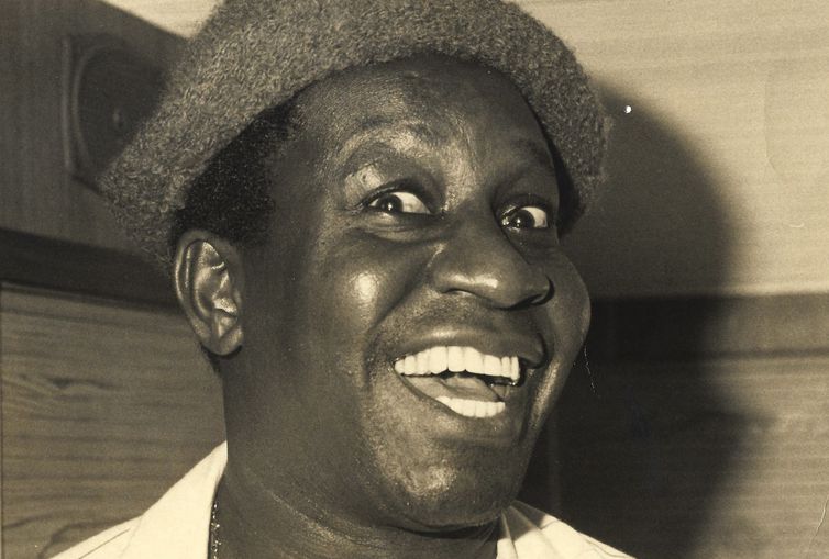 mussum imagem mostra mussum, um homem negro, sorrindo