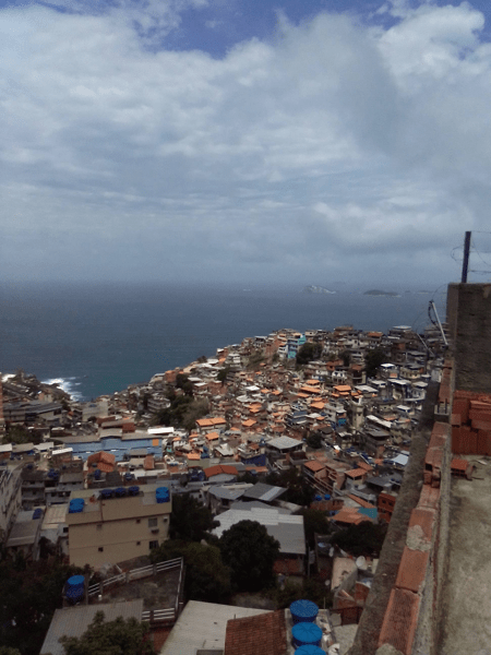 Morro na beira do mar ocupado por uma favela