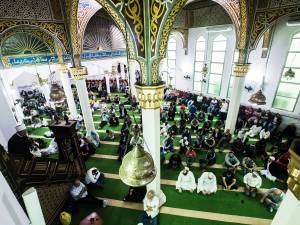 Refugiados sírios fazem oração na Mesquita Brasil, em São Paulo (SP), em almoço de confraternização