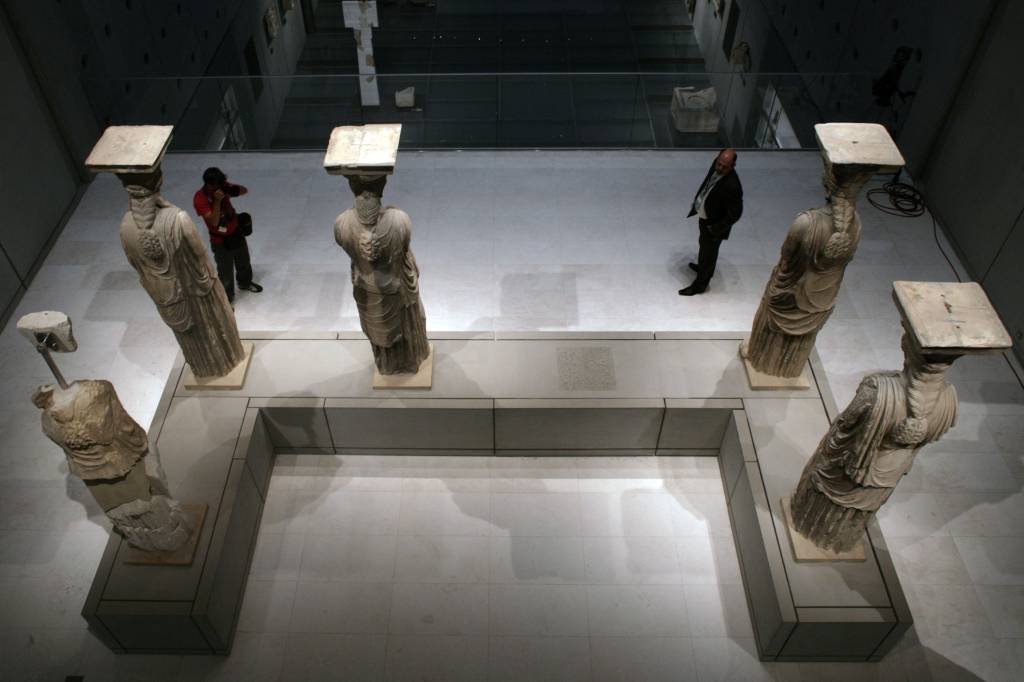 Cariátides no Museu da Acrópole Exposição das 5 cariátides no Museu da Acrópole. Há um espaço vago entre elas.
