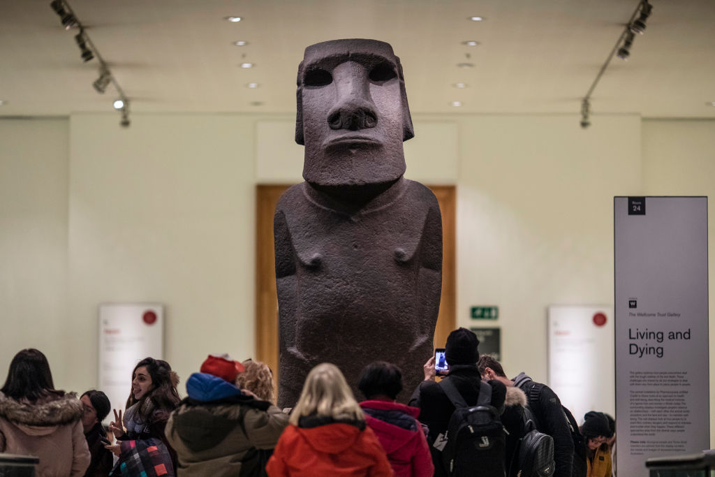 Governor Of Easter Island Requests The British Museum To Return ‘Moai’ Figure Turistas tiram fotos com escultura da Ilha da Páscoa no Museu Britânico