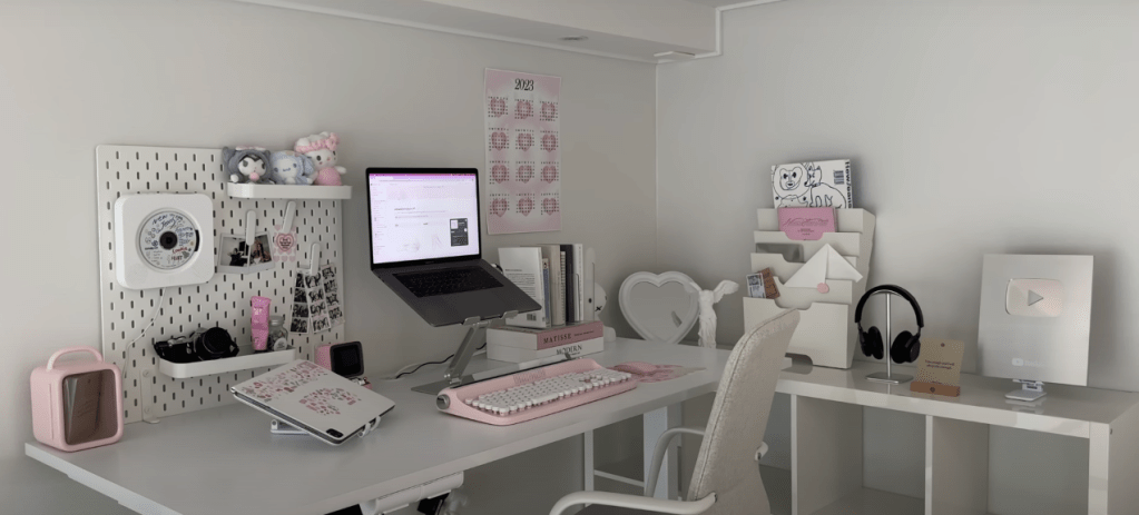 Exemplo de desk setup da youtuber Alexandra Olesen.