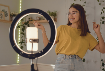 Menina dançando na frente do celular e ring light