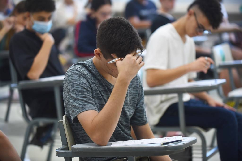 Cai o número de redações nota mil no Enem 2024; veja quantos tiraram a pontuação máxima