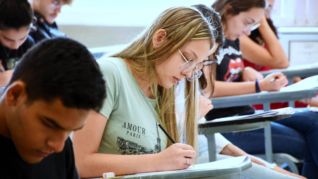 jovens fazendo a prova da UNICAMP