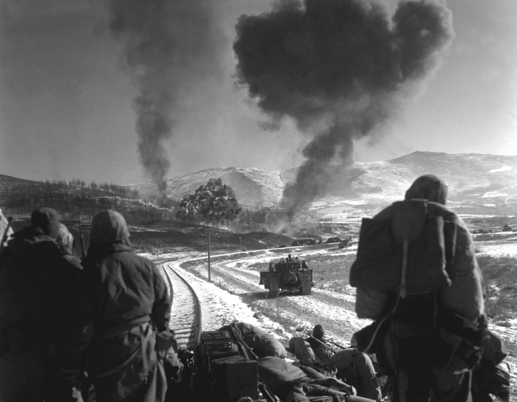 Soldados americanos combatendo tropas chinesas na Coreia, em dezembro de 1950.