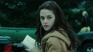 bella swan de crepusculo lendo no estacionamento da escola