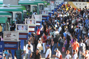 pessoas em rodoviária, transporte público