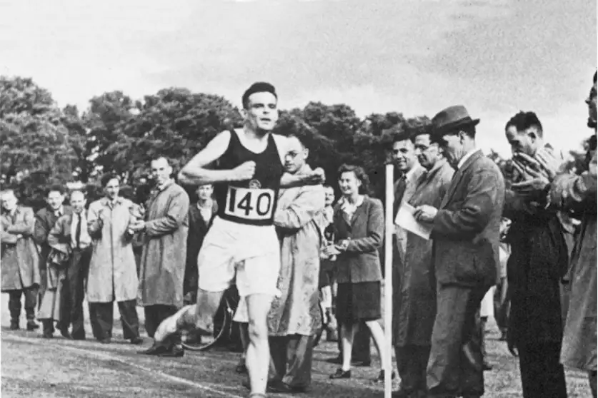Foto de Alan Turing correndo em competição de corrida