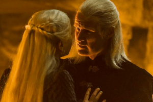 Os personagens Rhaenyra e Daemon Targaryen em cena de "A Casa do Dragão"