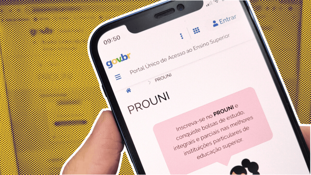 Montagem mostra mão segurando celular com tela aberta no site do Prouni. Atrás, há um fundo amarelo estilizado com textura