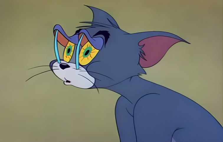 Personagem Tom, de "Tom & Jerry", com olhos sonolentos, tenta manter as pálpebras abertas com palitos