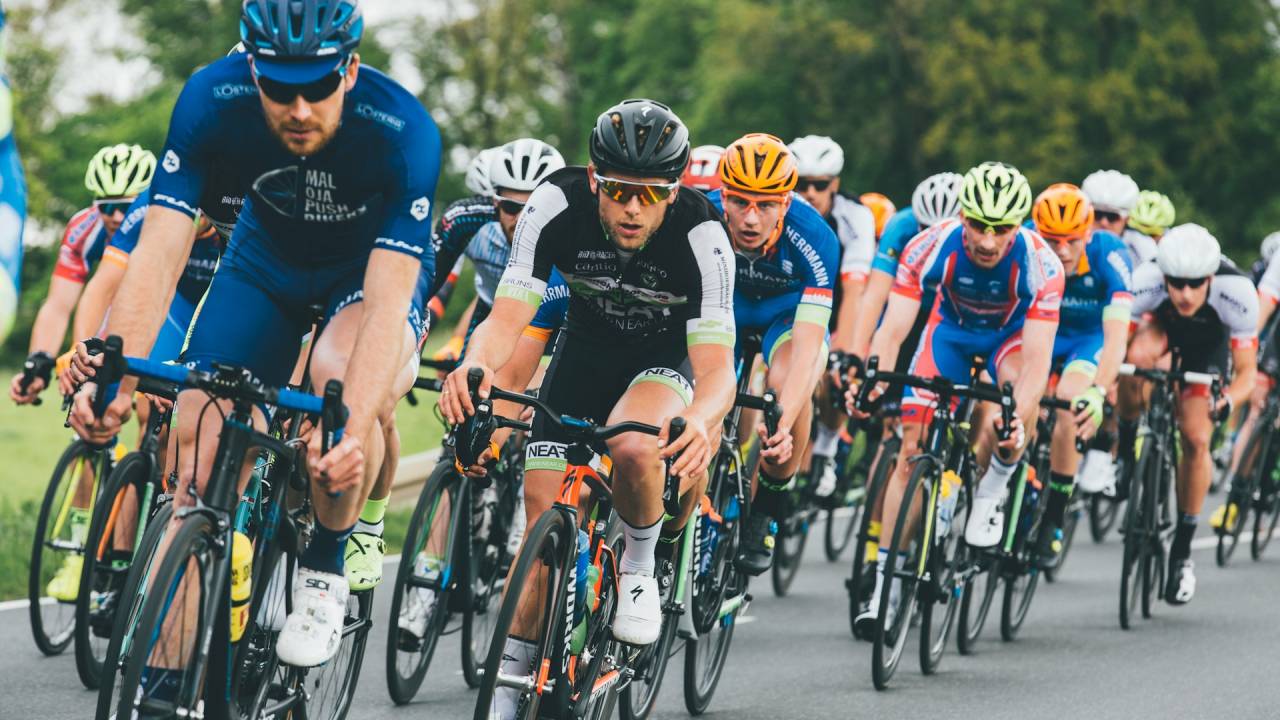 Atletas em corrida de bicicleta