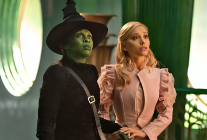 Cena do filme "Wicked" (2024) com Cynthia Erivo no papel de Elphava e Ariana Grande como Glinda