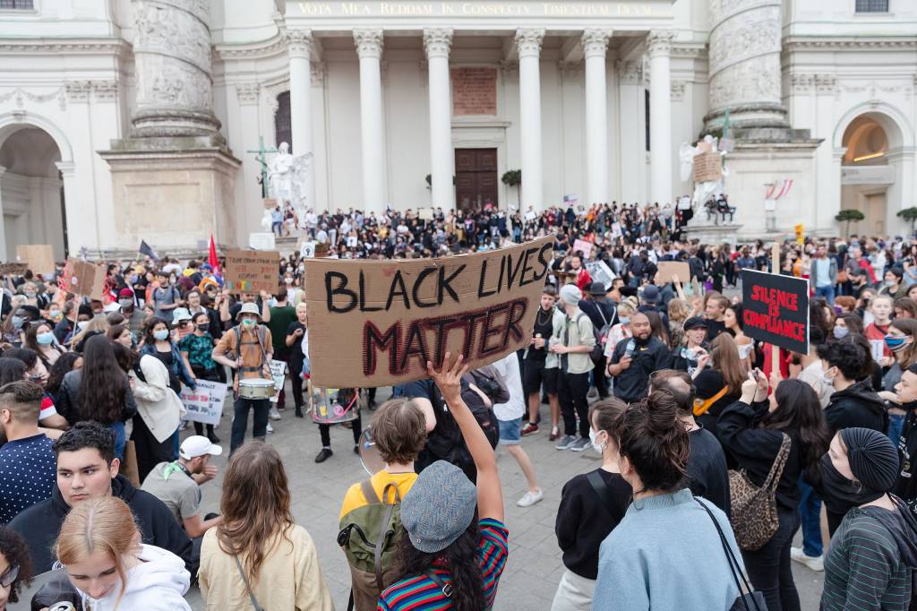 Primeiro dia do Enem 2024 abordou temas raciais e autores contemporâneos