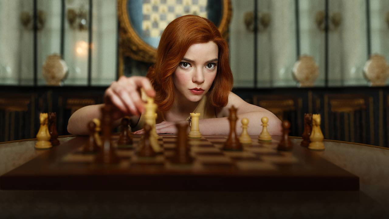 Cena da série "The Queen's Gambit" com a atriz Anna-Taylor Joy