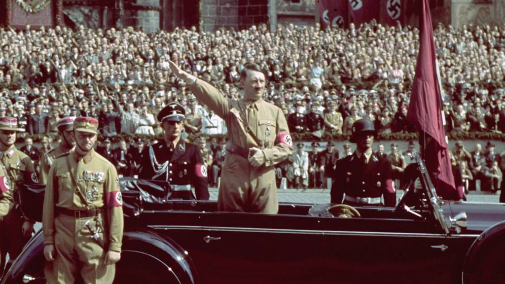 adolf-hitler Hitler faz passeata de carro em meio à multidão