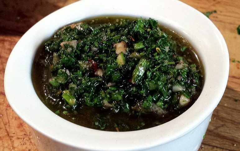 Qual é o certo: chimichurri ou ximi-xurri?
