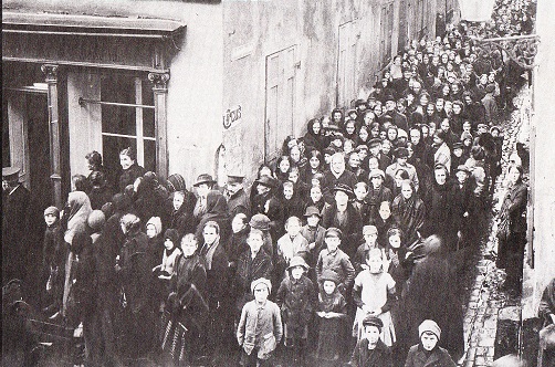 república-weimar Foto preto e branco mostra amontoado de pessoas se aglomerando em rua apertada