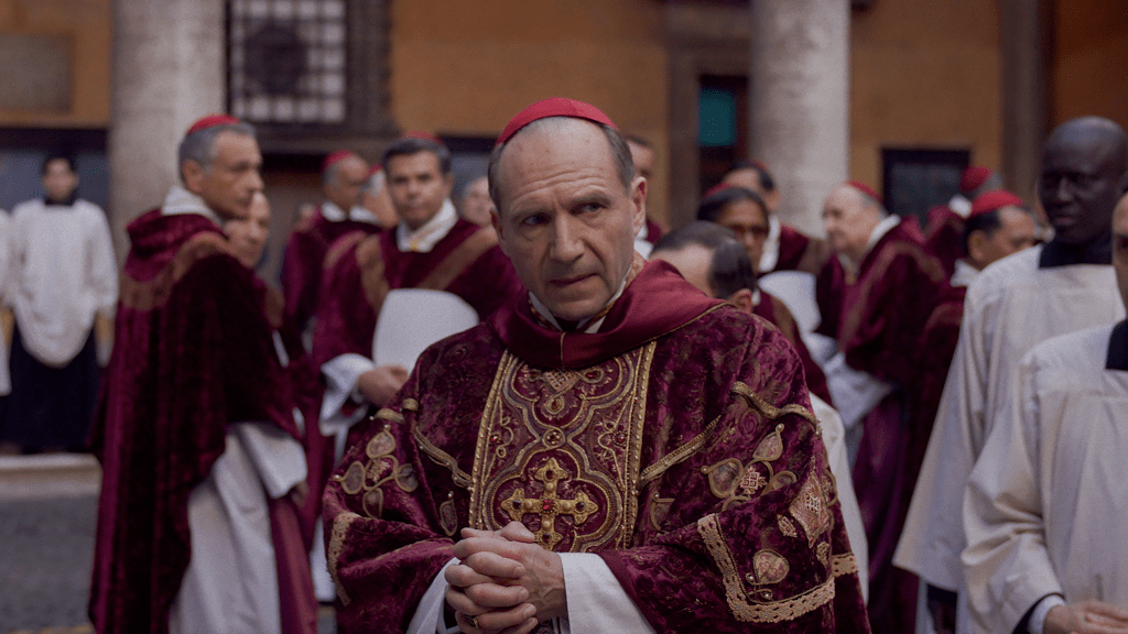 Cena do filme Conclave, que retrata os bastidores da escolha de um papa