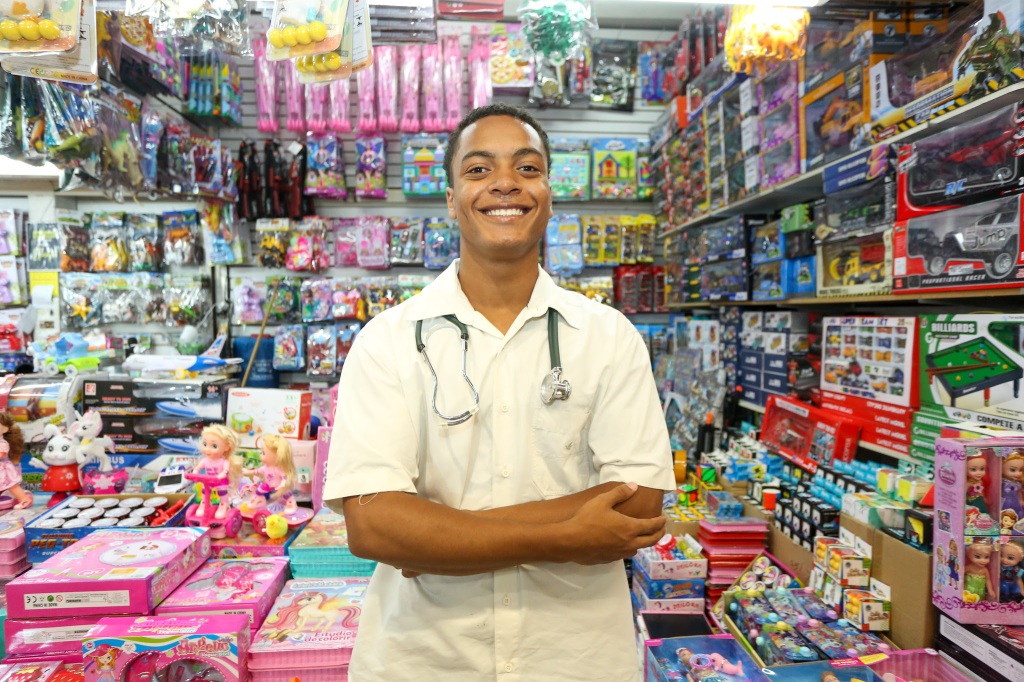 Filho de comerciantes realiza sonho e passa em Medicina na USP direto da escola pública